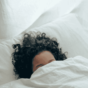 يوصي الخبراء بأن يحصل البالغون على 7 ساعات نوم على الأقل