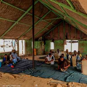 تدريس مجموعة من الطلاب المتون المحظرية