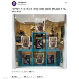 كتاب الأمير هاري "سبير" بجوار كتاب "كيف تقتل عائلتك"