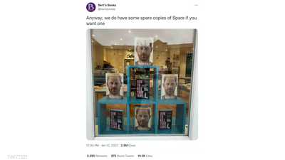 كتاب الأمير هاري "سبير" بجوار كتاب "كيف تقتل عائلتك"