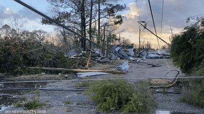 إعصار يدمر المباني ويقتلع الأشجار في ألاباما الأميركية