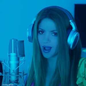 شاكيرا وجهت انتقادات حادة إلى بيكيه في الأغنية.