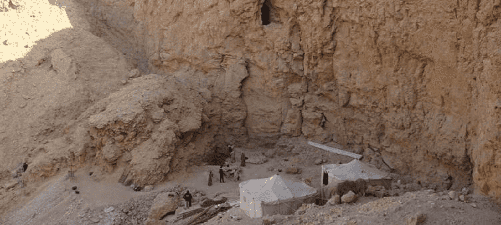 لم يتم حتى الآن تحديد هوية صاحب أو صاحبة المقبرة المكتشفة