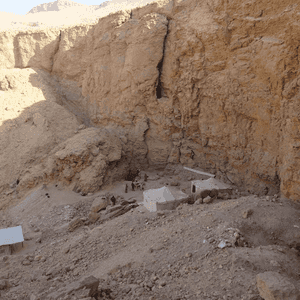 لم يتم حتى الآن تحديد هوية صاحب أو صاحبة المقبرة المكتشفة