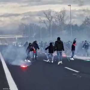 معركة الجماهير أوقفت طريقا سريعا لفترة