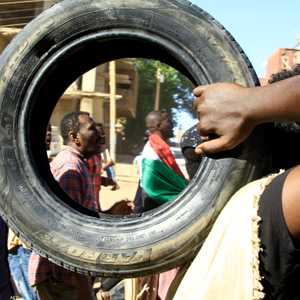 يعتمد أكثر من 80 بالمئة من سكان الخرطوم على الحافلات للتنقل