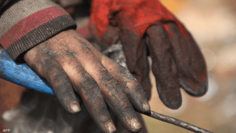 طفل سوري نازح في مكب نفايات خارج مخيم قرب حدود تركيا