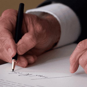 بايدن يوقع على إحدى الوثائق الرسمية. (أرشيفية)