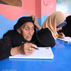 مسنة مصرية تخوض امتحان تجاوز محو الأمية