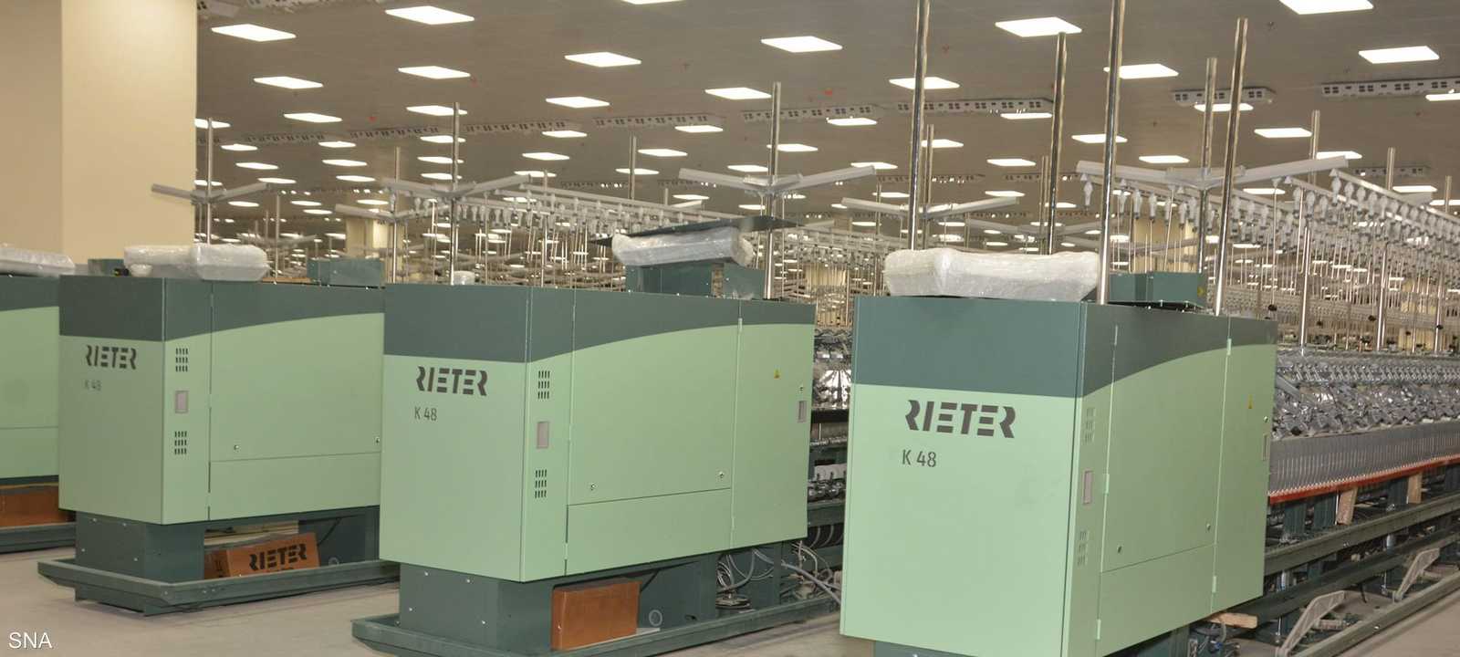 تركيب الماكينات داخل المصنع على مساحة 62.5 ألف متر.