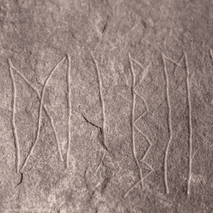 النقوش من بين أقدم النقوش الرونية التي تم العثور عليها