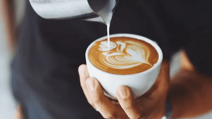 الحليب يزيد من السعرات الحرارية في كوب القهوة