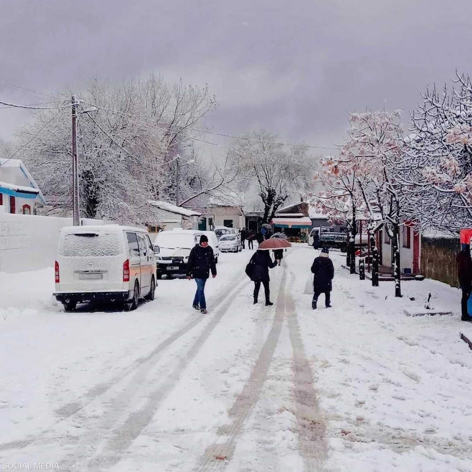 أدى نزول الثلوج إلى تعطيل حركة السير