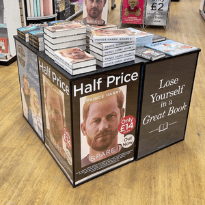 بعض المكتاب تبيع كتاب الأمير هاري بنصف السعر