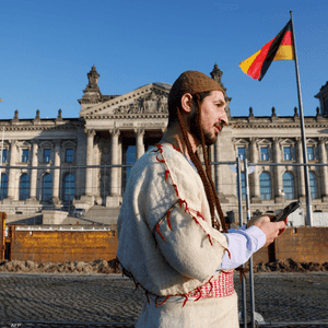 لاجئ أيزيدي أمام مبنى الرايخستاغ الذي يضم البوندستاغ