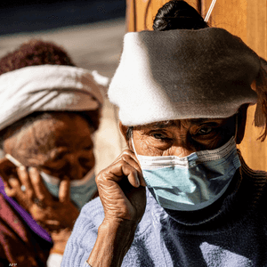 نساء من عرقية بلانج يتلقين العلاج في قرية وينجي الصينية
