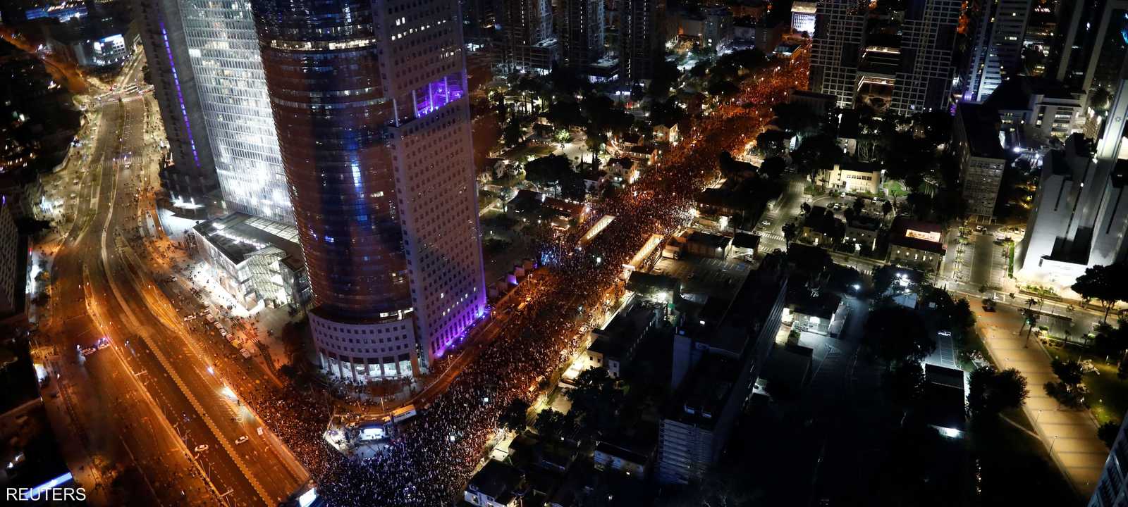 تظاهرة حاشدة ضد نتنياهو في تل أبيب مساء السبت.