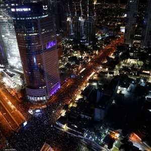 تظاهرة حاشدة ضد نتنياهو في تل أبيب مساء السبت.