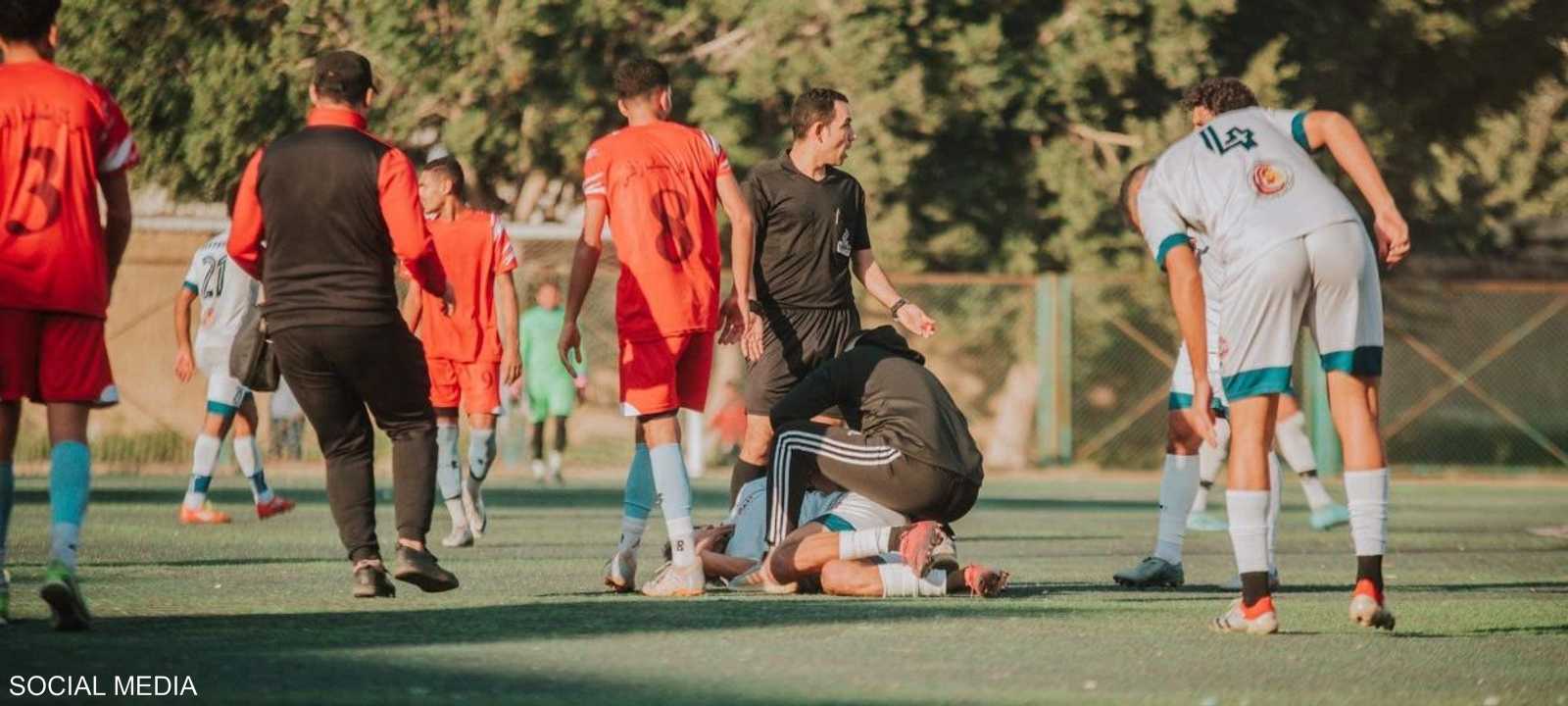 أصيب لاعب شباب بسيون نتيجة كرة مشتركة مع لاعب آخر