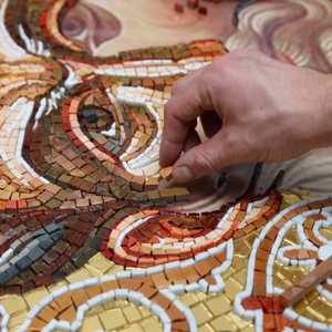معمارية تصنع لوحات الفسيفساء المستوحاة من التراث الفلسطيني