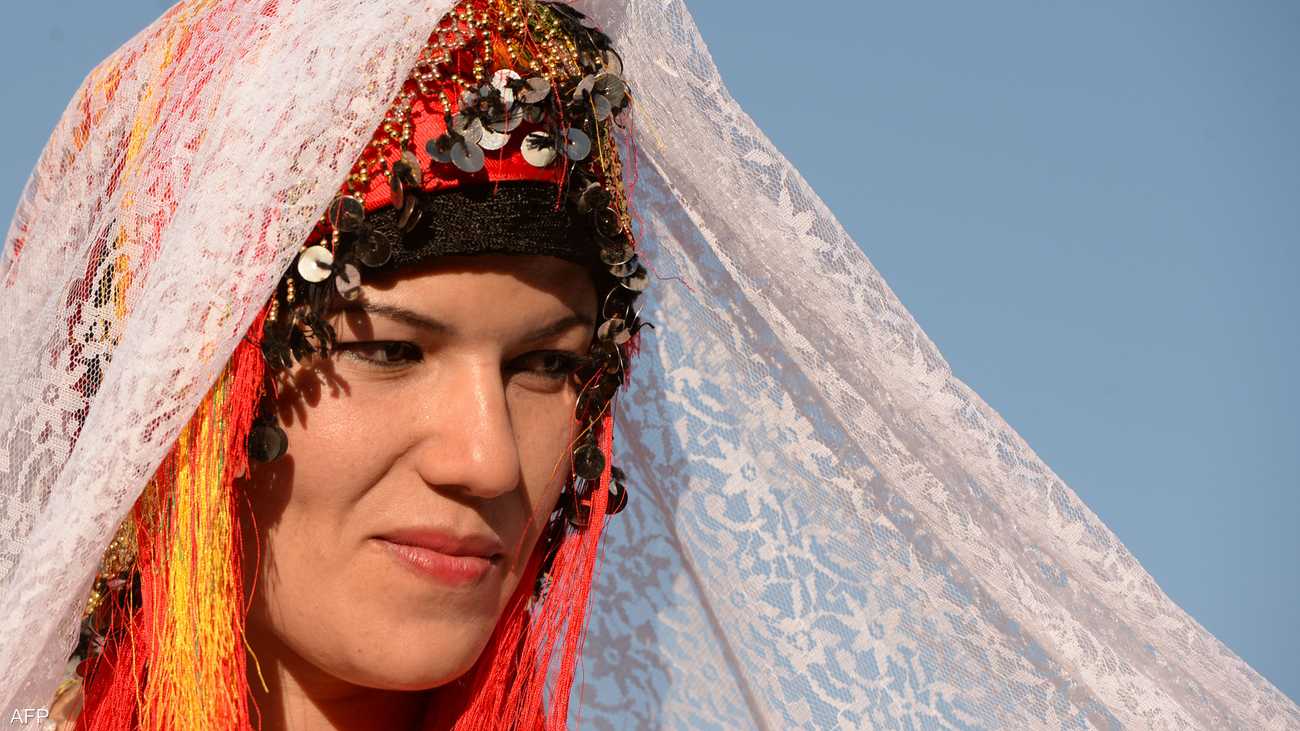 شابة مغربية ترتدي زيا أمازيغيا
