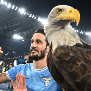 لويس ألبرتو يحتفل بعد المباراة مع "أوليمبيا" تميمة النسر