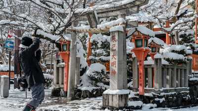 اليابان.. شلل بحركة النقل بسبب الثلوج الكثيفة والبرد القارس