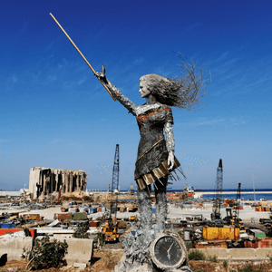 تمثال صنع من مخلفات انفجار مرفأ بيروت
