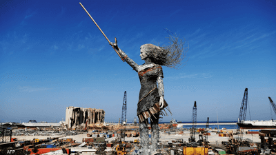 تمثال صنع من مخلفات انفجار مرفأ بيروت