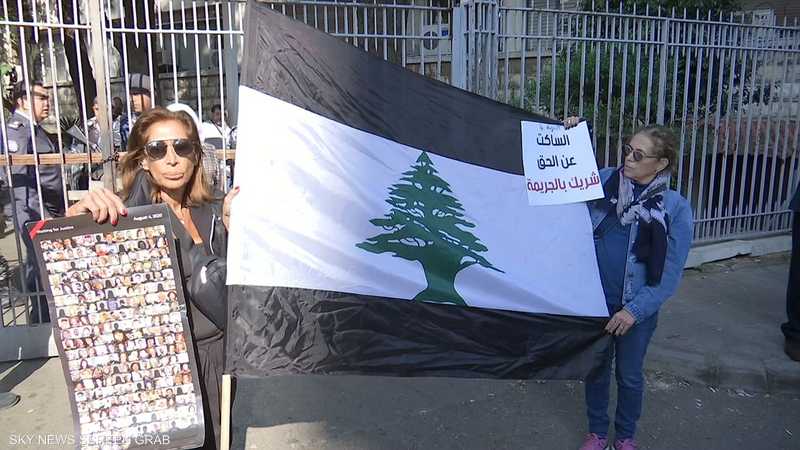 أهالي ضحايا انفجار مرفأ بيروت يحتجون أمام وزارة العدل