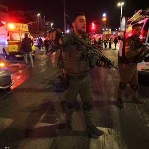 عناصر من الأمن الإسرائيلي في موقع الهجوم.