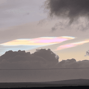 سحابة "أم الؤلؤ" النادرة في سماء اسكتلندا