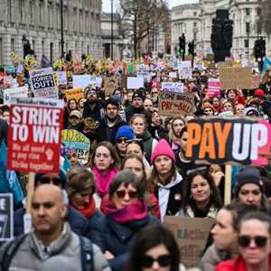 إضرابات جماعية عن العمل تعطل الحياة في بريطانيا
