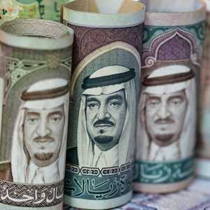 أوراق نقدية من عملة السعودية والإمارات
