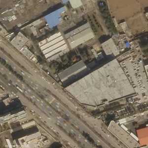 تظهر الصورة الأضرار التي لحقت بسطح ورشة عسكرية إيرانية