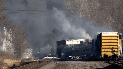 حريق هائل في ولاية أوهايو إثر خروج قطار عن مساره