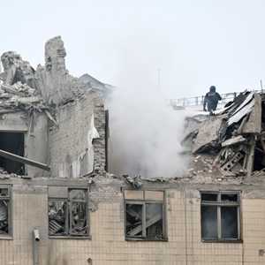 دمار خلفه قصف روسي على مبنى في أوكرانيا - أرشيفية