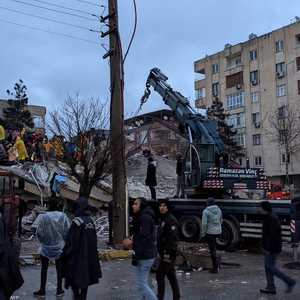 تسبب زلزال يوم الإثنين بدمار كبير في مناطق بتركيا