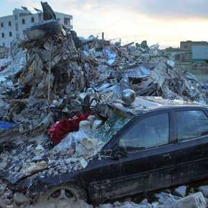 من آثار الزلزال القوي الذي ضرب سوريا الإثنين