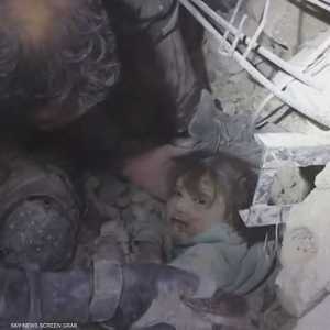 "بابا هون".. منقذ سوري يطمئن طفلة تحت الأنقاض