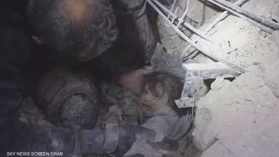 لقطات تحبس الأنفاس.. قصة إنقاذ أطفال سوريين من تحت الركام