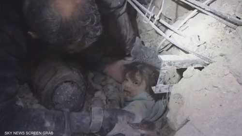 "بابا هون".. منقذ سوري يطمئن طفلة تحت الأنقاض