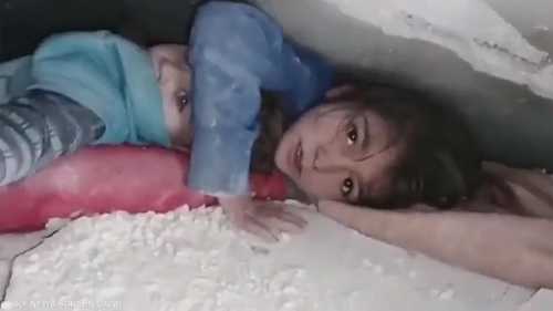 طفلة سورية تحتضن أختها تحت الأنقاض لحمايتها من ركام المنزل