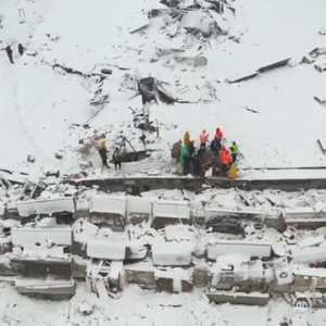 عمال إنقاذ ضحايا الزلزال يعملون بجو شديد البرودة
