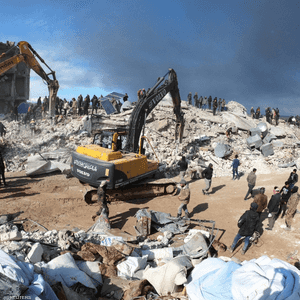 جهود الإنقاذ في إحدى المناطق المتضررة في سوريا