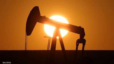 النفط يقفز لليوم الثالث مع تراجع الدولار وانخفاض المخزونات