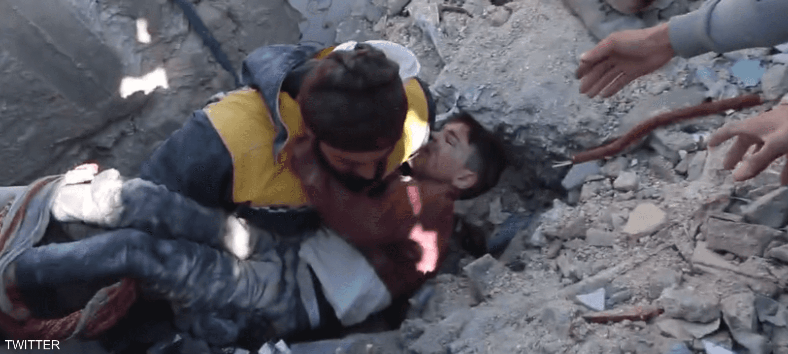 "بدي اطلع".. صرخات طفل سوري قبل انتشاله من تحت الأنقاض