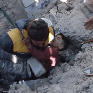 "بدي اطلع".. صرخات طفل سوري قبل انتشاله من تحت الأنقاض