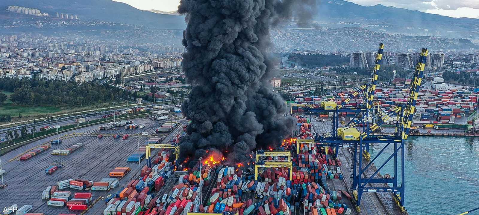 دخان يتصاعد من الحاويات المحترقة في ميناء إسكندرون التركي