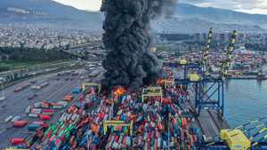 دخان يتصاعد من الحاويات المحترقة في ميناء إسكندرون التركي